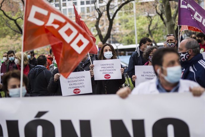 Archivo - Manifestación de investigadores y trabajadores del sector científico frente al Ministerio de Ciencia e Innovación, en Madrid, contra la reforma de la Ley de Ciencia, el pasado 15 de abril