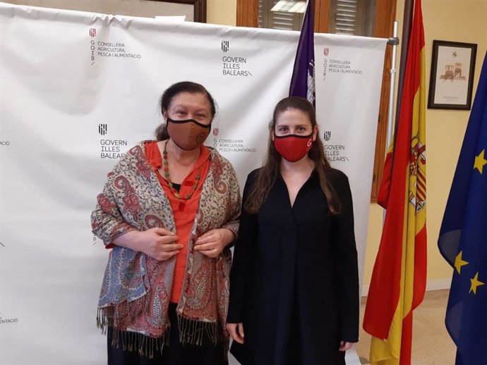 La consellera de Agricultura, Pesca y Alimentación, Mae de la Concha, y la vicepresidenta y consellera de Sostenibilidad y Medio Ambiente del Consell de Mallorca, Aurora Ribot.