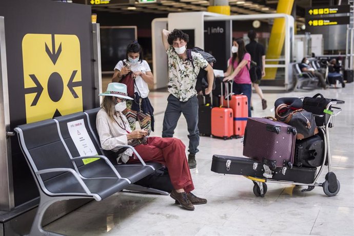 Pasajeros de un vuelo procedente de Uruguay a su llegada a las instalaciones de la Terminal T4  del Aeropuerto Adolfo Suárez Madrid-Barajas, a 7 de junio de 2021, en Madrid, (España). España permite desde este lunes la entrada de viajeros que acrediten 