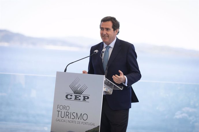 El presidente de la CEOE, Antonio Garamendi, en el Foro Turismo en la Eurorregión Galicia-Norte de Portugal, celebrado en Sanxenxo