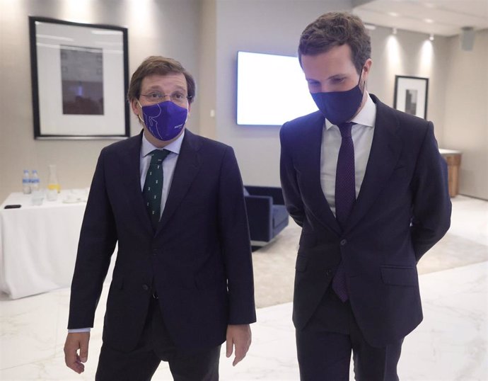 El alcalde de Madrid, José Luís Martínez-Almeida, y el presidente del PP, Pablo Casado, antes del Desayuno Informativo de Europa Press. A 1 de junio de 2021, en el Auditorio 'El Beatriz Madrid', Madrid, (España). 