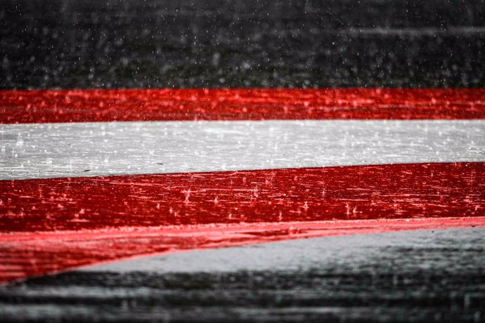 Archivo - Austrian flag, drapeau under the rain, pluie, during the Formula 1 Pirelli Grosser Preis der Steiermark 2020, Styrian Grand Prix from July 10 to 12, 2020 on the Red Bull Ring, in Spielberg, Austria - Photo Antonin Vincent / DPPI
