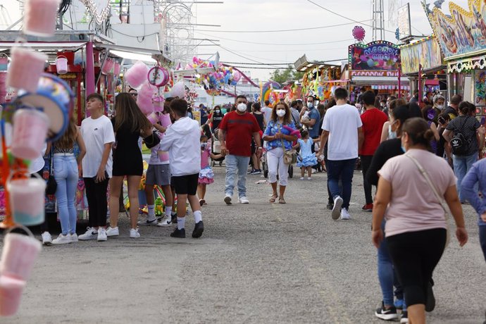 El recinto ferial de Granada se llena de gente con los columpios y atracciones instaladas en la zona pese a la pandemia del coronavirus durante las fiestas del Corpus Christi a 05 de junio del 2021 en Granada, Andalucía.