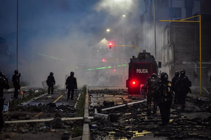 28 May 2021, Colombia, Pasto: Riot police clash with demonstrators during a protest against the government of President Ivan Duque Marquez. Colombian President Ivan Duque on Friday night said military assistance would be sent to support police in the Ca