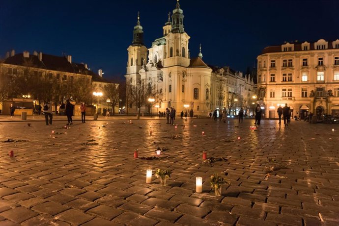 Homenaje a las víctimas del coronavirus en la plaza de la Ciudad Vieja de Praga