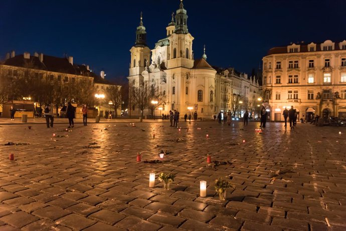 Homenaje a las víctimas del coronavirus en la plaza de la Ciudad Vieja de Praga
