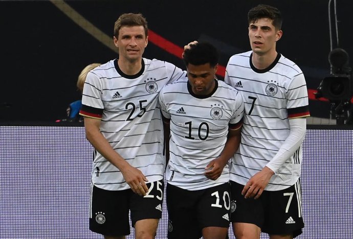 Muller (izda), Gnabry (centro) y Havertz (dcha) celebran uno de los goles de Alemania en el amistoso ante Letonia