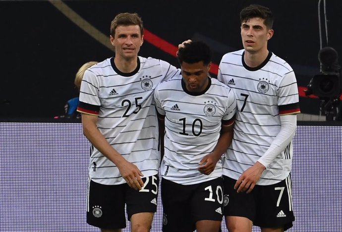 07 June 2021, North Rhine-Westphalia, Duesseldorf: Germany's Serge Gnabry (C)celebrates scoring his side's fifth goal with teammates Thomas Mueller and Kai Havertz (R) during the International Friendly soccer match between Germany and Latvia at the Mer