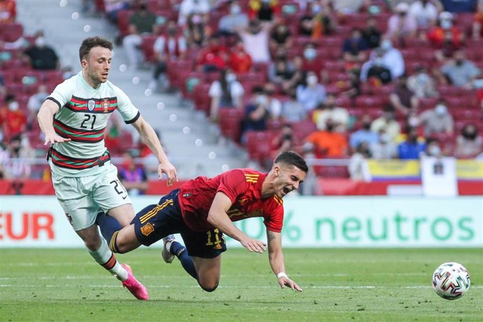 Diogo Jota y Ferran Torres durante el amistoso España-Portugal