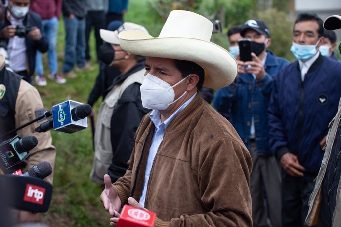 El candidato presidencial Pedro Castillo de Perú Libre habla con los medios de prensa fuera de su casa cuando sale de su casa para emitir su voto durante la segunda vuelta presidencial del 6 de junio de 2021 en Chota, Perú.