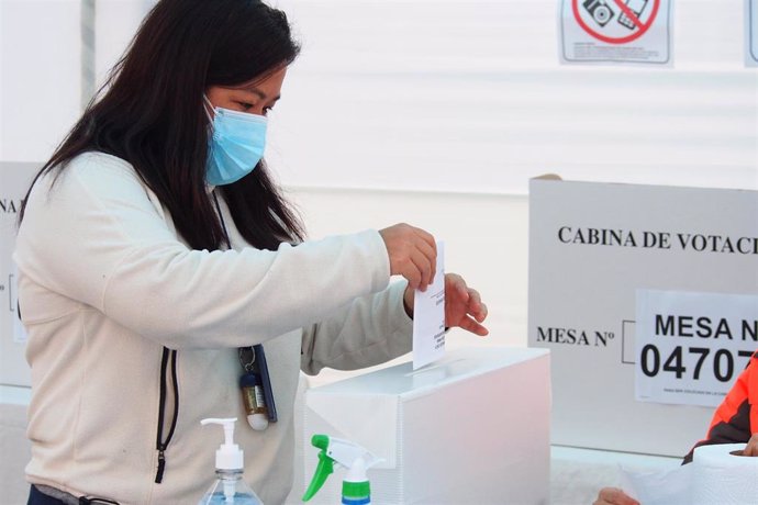 Votante peruano emite su voto durante la segunda vuelta de las elecciones presidenciales de Perú.