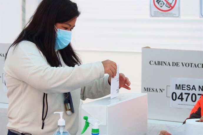 06 June 2021, Peru, Lima: Peruvian voter casts her ballot during the runoff in Peru's presidential election. The runoff pits Marxist village school teacher Pedro Castillo against right-wing populist Alberto Fujimori. Photo: Carlos Garcia Granthon/ZUMA W