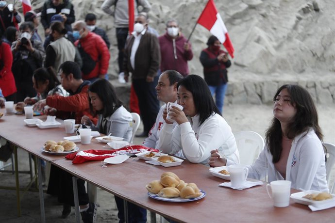 06 June 2021, Peru, Lima: Keiko Fujimori (2nd R), presidential candidate of the Popular Force party held the traditional breakfast in the district of san juan de lurigancho. Marxist village schoolteacher Pedro Castillo and right-wing populist Keiko Fuji