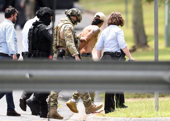 Archivo - 19 February 2021, Australia, Brisbane: Police SERT team arrest a man, after an armed siege in Sunnybank. Police have cordoned off streets near Banoon station in Brisbane, with a stand-off involving an armed man. Photo: Dan Peled/AAP/dpa