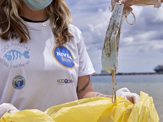 Archivo - La ONG OCEANIDAS con el proyecto Red de Vigilantes Marinos en colaboración con NIVEA SUN, Terramare Medioambiente, ECOCEANOS y BUCEO y Vida, organizan una limpieza de playas y fondos marinos en la playa de Las Teresitas de Tenerife.