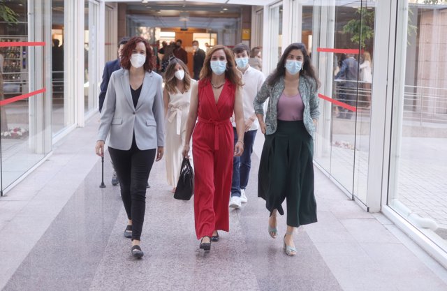 La portavoz de Mas Madrid, Mónica García, a su llegada acompaña al acto de constitución de la Asamblea de Madrid de la XII Legislatura