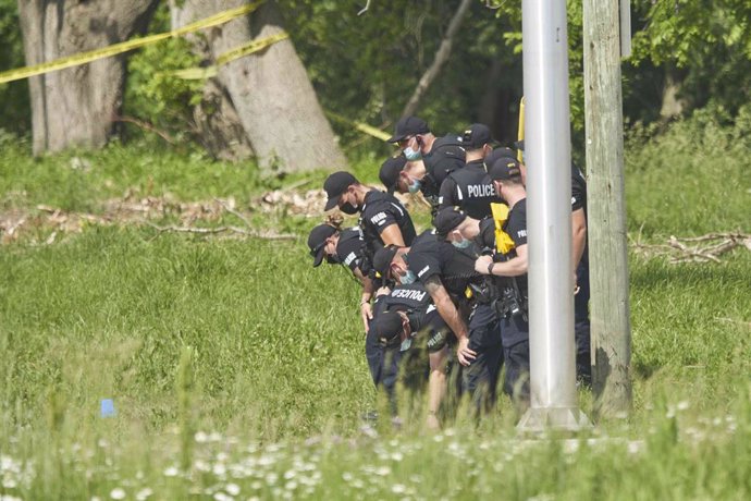 07 June 2021, Canada, London: Police officers investigate the scene of a car crash that killed four people from a Muslim family. A20-year-old driver of a pick-up truck had hit several people on Sunday evining killing four from a Muslim family. Police a