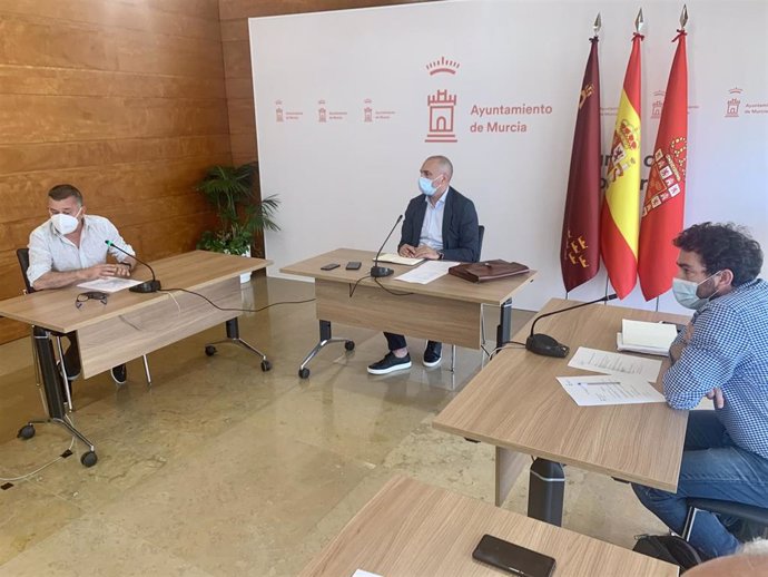 El Salón Noble del Ayuntamiento de Murcia acogió este lunes la primera reunión técnica que sirvió para sentar las bases hacia la creación de un Museo del Ferrocarril en Murcia