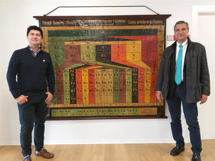 Javier García Martínez, Presidente Electo De IUPAC Y Pedro Lozano, Decano De La Facultad De Química De La UMU, Posan Junto Al Ejemplar De La Tabla Periódica Restaurado