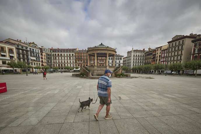 Archivo - Un hombre con mascarilla en la plaza del Castillo de Pamplona