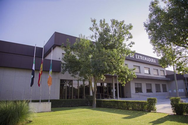 Archivo - Edificio del Rectorado de la UEx en Badajoz