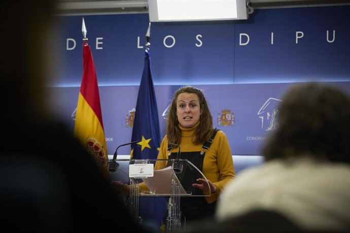 La diputada de la CUP en el Congreso, Mireia Vehí, interviene en una rueda de prensa anterior a una Junta de Portavoces.