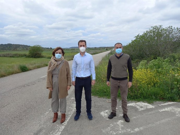 El portavoz del Grupo Popular en el Consell, Lloren Galmés, junto al teniente de alcalde de Santa Margalida por el PP, Martí Torres, y la concejal Maciana Alomar.