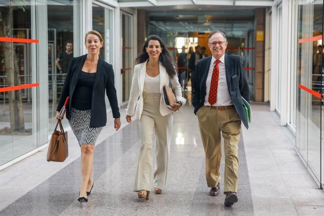 Archivo -  Los diputados de Vox en la Asamblea de Madrid Ana María Cuarteto, Rocío Monasterio y Mariano Calabuig 