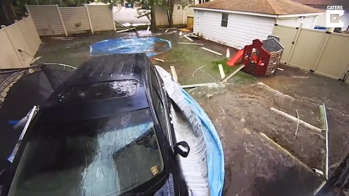 La cámara de seguridad de una vivienda captura el momento en que un coche atraviesa la valla y se estrella en la piscina