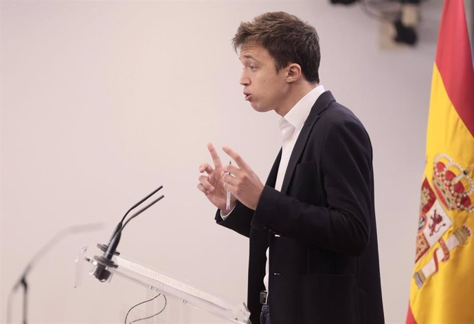 El líder de Más País, Íñigo Errejón, interviene en una rueda de prensa anterior a una Junta de Portavoces en el Congreso