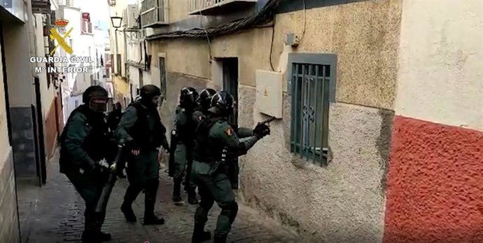 Entrada a una casa para su registro en la operación Jabillar.