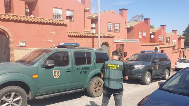 Un agente de la Guardia Civil durante la operación en la que han intervenido 15 millones de euros en metálico en Algeciras
