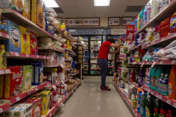 Archivo - Una refugiada salvadoreña trabaja en una tienda de Monterrey