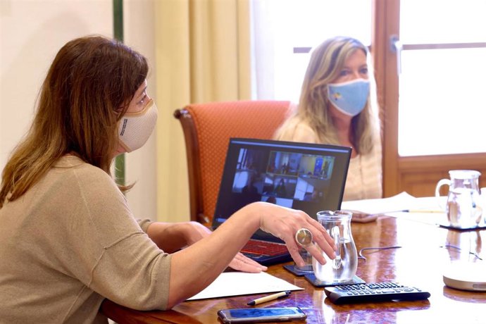 La presidenta del Govern, Francina Armengol, y la consellera de Salud, Patricia Gómez, en la reunión el jueves con instituciones y agentes sociales de Baleares tras la sentencia del Supremo que tumba el toque de queda en la Comunidad.