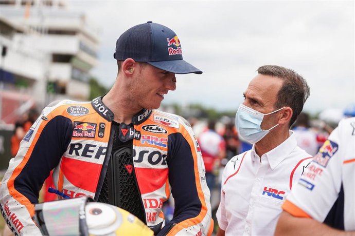 El piloto de MotoGP Pol Espargaró con el 'team manager' del Repsol Honda Team, Alberto Puig, en el Gran Premio de Catalunya 2021