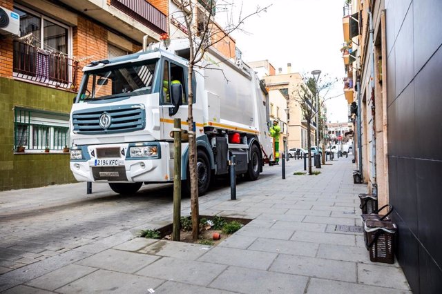 Un camión ofrece servicio de recogida 'puerta a puerta' en Barcelona