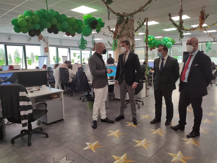 El viceconsejero de Empleo y Diálogo Social, David Martín (segundo por la izquierda), junto al delegado de la Junta en Salamanca, Eloy Ruiz (tercero), y representantes de Ecotisa.