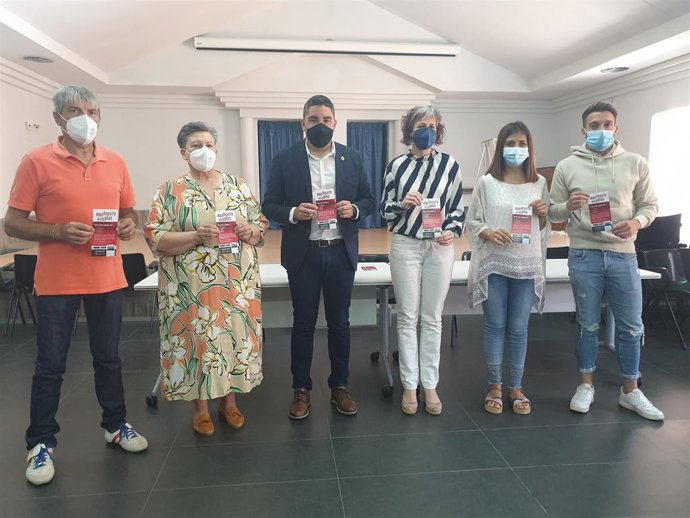 La consejera Esnaola con representantes municipales de las localidades adheridas al programa 'Más deporte - Kirol plus'