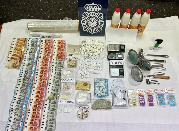 Agentes de la Policía Nacional han desmantelado dos "narcopisos" dedicados al almacenamiento y tratamiento de sustancias estupefacientes en concreto "base de cocaína" en el madrileño barrio de Pueblo Nuevo