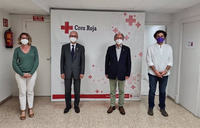 El director general de Endesa en las Islas, Martí Ribas, y el presidente de Cruz Roja Baleares, Antoni Barceló.