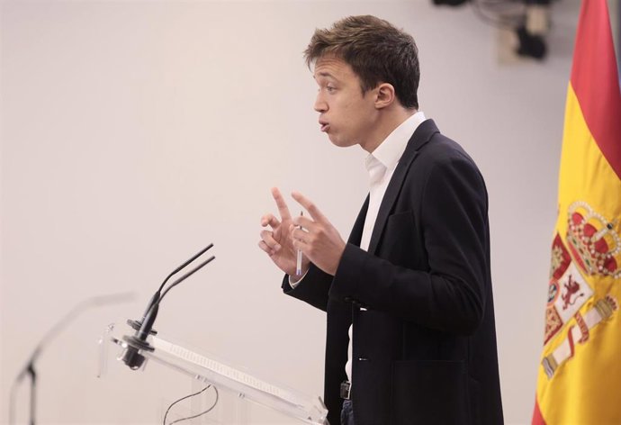 El líder de Más País, Íñigo Errejón, interviene en una rueda de prensa en el Congreso.
