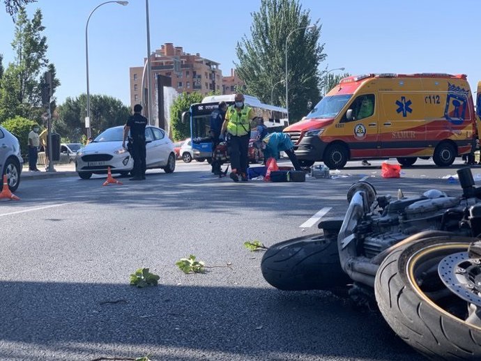 Grave un hombre de 81 años arrollado por una moto cuando cruzaba al parecer indebidamente un semáforo en Madrid
