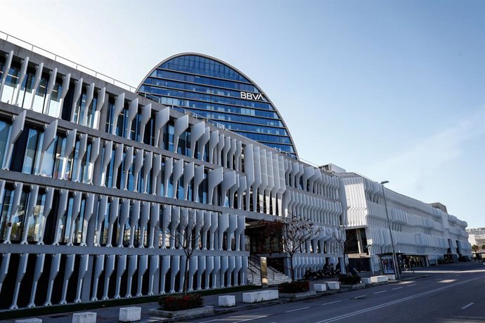 Archivo - La Ciudad BBVA, sede corporativa del Grupo Banco Bilbao Vizcaya Argentaria en España, donde se levanta, La Vela una torre circular de 19 plantas, en Madrid (España), a 17 de noviembre de 2020. 