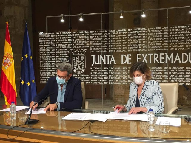 El secretario general de Empleo, Javier Luna, y la presidenta de la Fundación Bancaria Caja Extremadura, Pilar García Ceballos-Zúñiga, firma un convenio para la puesta en marcha de Sámara Rural