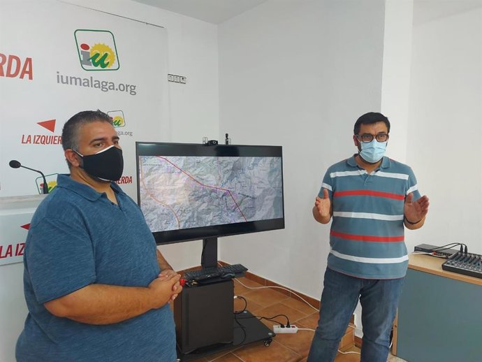 El parlamentario andaluz y coordinador provincial de IU Málaga, Guzmán Ahumada, y el concejal de Adelante Almogía, Enrique Armijo, en rueda de prensa