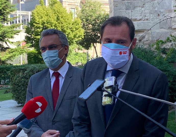 El alcalde de Valladolid hace declaraciones a los medios de comunicación acompañado por el delegado del Gobierno, Javier Izquierdo.