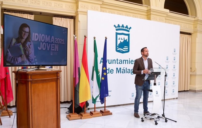 El concejal de Juventud del Ayuntamiento de Málaga, Luis Verde, en rueda de prensa