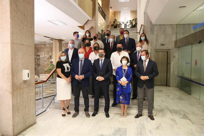 Asistentes a la reunión de la Comisión Delegada Permanente sobre la Base Logística del Ejército de Tierra en Córdoba.