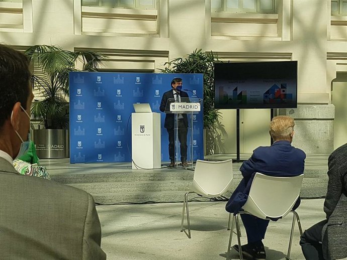 El concejal delegado de Vivienda del Ayuntamient de Madrid, Álvaro González, presenta el plan Rehanilita