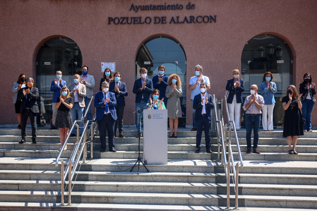 La alcaldesa de Pozuelo de Alarcón, Susana Pérez Quislant, y miembros del Consistorio municipal guardan un minuto de silencio en condena por el asesinato machista en el municipio